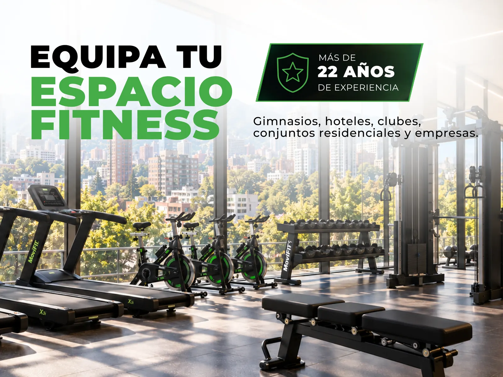 Gimnasio moderno con trotadoras y máquinas de fuerza frente a ventanales con vista a la montaña. Más de 22 años de experiencia equipando gimnasios, hoteles, clubes, conjuntos residenciales y empresas.